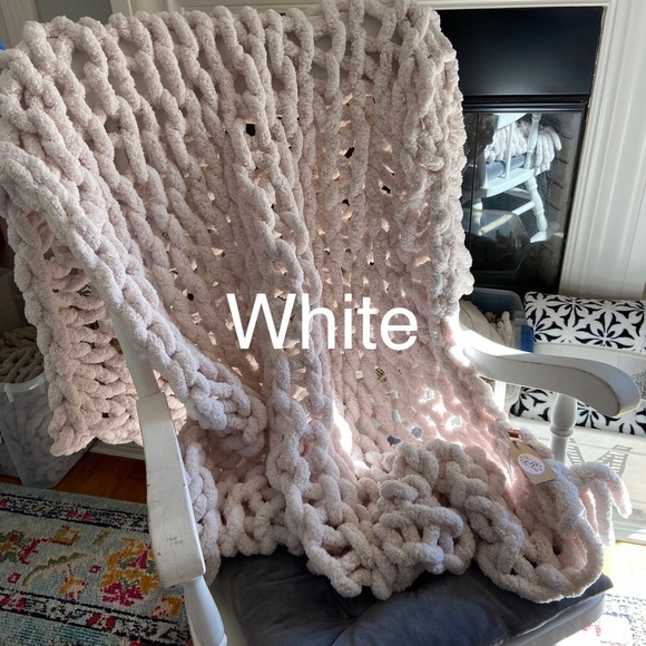 Handmade Chunky Throw Blanket 50”x40” 5 Colors. - Picture 10 of 11